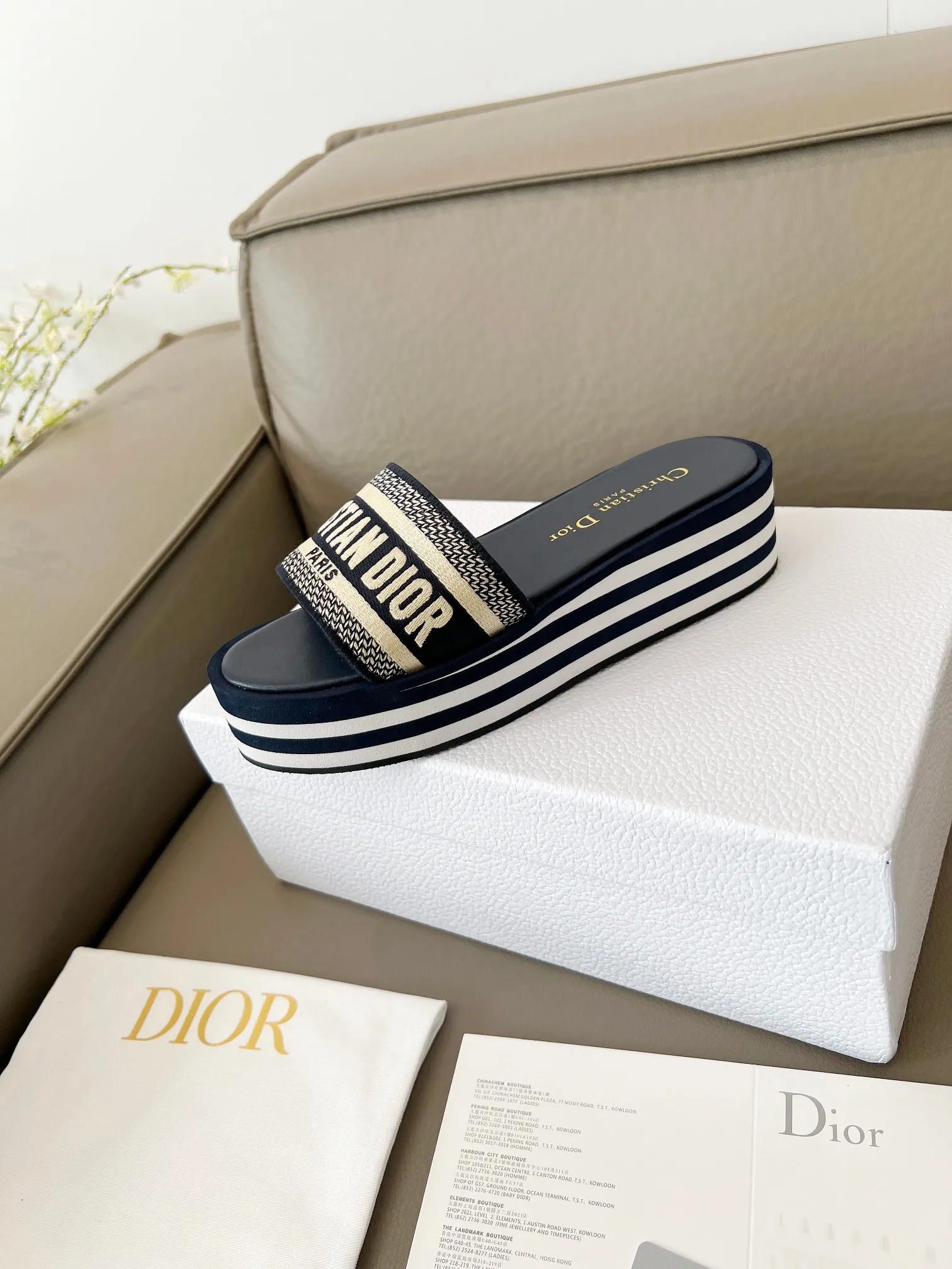 👟👟Ex-factory price 480👟👟 Dior's new spring and summer IVIETA DWAY jelly-colored flat-soled one-slip women's shoes with CD letter logo three-dimensional embroidery thick-soled round toe open-toe slippers. The original version is developed to be the top version on the market. It feels soft and delicate on the feet and is extremely comfortable. Material: Upper imported raffia electric embroidery high-temperature water-soluble cotton technical fabric + water-dyed cowhide foot pad lining + original consistent combination outsole Outsole: original outsole Size: 35-42 (40.41.42 custom-made, non-refundable and non-exchangeable)